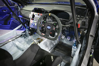 「スーパー耐久シリーズ2026 新参戦車」のインテリア。ダッシュボードにベースとなった「クロストレック」の面影を感じるものの、カーペットや助手席シートなどが取り払われ、レーシングマシン然としたコックピットとなっている。