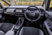 グレーを基調とした「フィットe：HEV RS」のインテリア。ステアリングホイールやシートに、イエローのステッチがアクセントを添える。