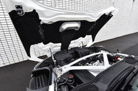 フロントのボンネットは、前ヒンジで大きく開く。オープン時はフロントタイヤの上面も露出する。