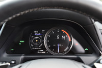 “Fスポーツ”では、計器盤も専用デザインのTFT液晶メーターとなる。