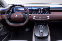 フル液晶ドライバーディスプレイとセンターディスプレイを一体化させた大型パネルを採用。路面状況など運転に必要な情報を表示する3連メーターも備わる。