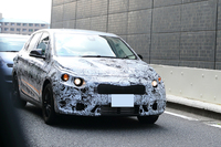 BMWのFFハッチバックが首都高に出現!?