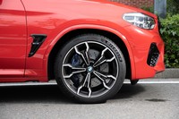 タイヤサイズはフロントが255/40ZR21で、リアが265/40ZR21。テスト車はミシュランのハイパフォーマンスタイヤ「パイロットスポーツ4 S」を履いていた。