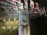 ドゥカティは「V4パニガーレ」のデザイン開発を時系列で紹介した。スケッチのあと、左後方にある3点のスケールモデルに進行。コンペにかけられたという。