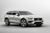 ベースとなった「V60」よりも最低地上高が65mmアップし、210mmとなっている。（写真は本国仕様）