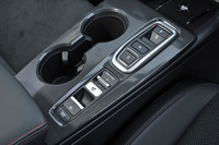 センターコンソールに「ホンダS＋シフト」の起動スイッチを配置。