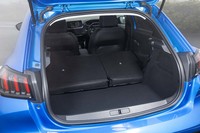 後席の背もたれを倒し、荷室の容量を最大化した状態。背もたれ部分には傾斜が残り、フロアとの境界には段差ができる。