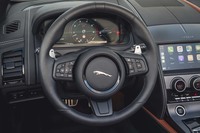 センターが下方にオフセットされたステアリングホイール。メーターの視認性にも配慮したデザインだ。