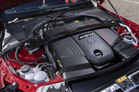 フロントに積まれる3リッター直6の「M256M」ユニットはターボと電動スーパーチャージャーの2つの過給機を搭載。さらに48Vのマイルドハイブリッドも備わっている。