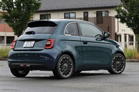 ボディーカラーは全5種類だが、試乗車の「オーシャングリーン」を含む4色は、5万5000円から11万円の有償オプションだ。