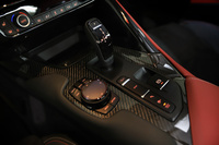 デトロイトショーで公開された新型「トヨタ・スープラ」のセンターコンソールまわり。インフォテインメントシステムの操作ダイヤルなどは「BMW Z4」のものがそのまま用いられている。