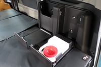荷室に設けられた、犬用のビルトインウオーターサーバーとダストボックス。