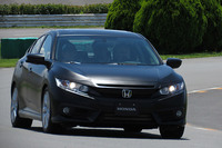 ワインディング東コースを走る「シビックセダン」ベースの研究試作車。ホンダはダイナミクス性能の開発においても、既出の「EV開発室」と同じく専門の部署である「商品・感性価値企画室」を新設。開発におけるプライオリティーを上げている。