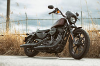 「スポーツスター」ファミリーの中でも、きらびやかなメッキの装飾を排した、スゴ味の効いたスタイリングが特徴の「アイアン」。今回試乗した「アイアン1200」に加え、小排気量の「アイアン883」もラインナップされている。