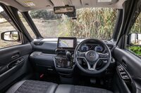 優れた機能性や利便性と、質感の高さを併せ持つインテリア。ステアリングホイールは全車革巻き。メーターは2眼式で、カラー液晶のインフォメーションディスプレイが備わる。（写真：花村英典）