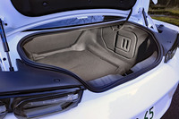 乗車定員は4人で、トランクスルー機構付きの広い荷室も完備。こうした実用性の高さも「カマロ」の魅力だ。