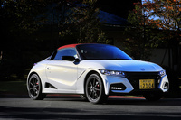 2018年5月に発表された「S660モデューロX」。今日に続く“モデューロの走り”をつくり上げた玉村さんだが、福田さんや湯沢さんの手がけるクルマについては「必ずしも“玉サス”である必要はない。担当者それぞれの個性があっていい」と語った。