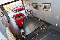 クルマ2台が楽に収まるスペースのあるガレージの内部は、ギャラリーのような雰囲気が漂う。敷地内にターンテーブルまで備わるのも、クルマ好きオーナーならではのこだわりのひとつ。面積は1階と2階を合わせて約71平方メートル。