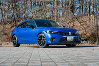 「シビックe：HEV」は純ガソリン車の発売から約10カ月後の2022年7月1日に登場。モノグレード展開で、この試乗車の総額は408万8700円。