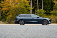 ボディーのスリーサイズは全長×全幅×全高＝4930×1925×1510mm。「アバント」と対になるのは「セダン」ではなく、ハッチバックの「A6スポーツバックe-tron」がラインナップされている。