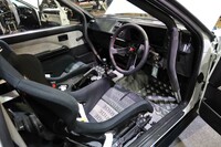 「AE86 BEVコンセプト」のコックピット。シフトレバーやクラッチペダルは飾りではなく、それらを介して変速を行い運転する。