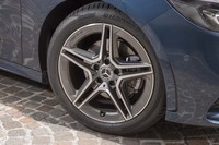 「B200d」のホイールサイズは17インチ。試乗車はオプションの「18インチAMG 5ツインスポークアルミホイール」（写真）を装着していた。