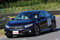 「ステアフィールの向上技術」のデモ用に用意された「ホンダ・シビック」。スイッチ操作ひとつで味付けを“ポルシェ風”や“アウディ風”に変えてみせてくれた。いやはや。