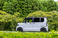 「N-BOXカスタム ターボ コーディネートスタイル2トーン」のボディーサイズは全長×全幅×全高＝3395×1475×1790mm、ホイールベースは2520mm。これらの数値はFWD車も4WD車も同一だ。