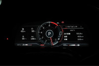 メーターパネルは12インチのカラー液晶。中央部のメーターは「スポーツ」モードではエンジン回転計、他のモードでは車速計となり、その左側には時間や燃費、油温、ブースト圧などの情報を任意で表示させることができる。