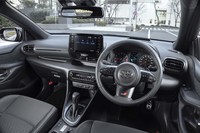 ブラック基調のカラーリングでまとめられたインテリア。販売店オプションとして、カーボン調の加飾パネルも用意される。