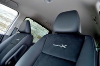 シートバックには「Modulo X」のロゴがステッチされている。