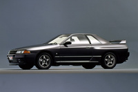 「スカイラインGT-R NISMO」は1990年に500台限定で発売された、グループAのホモロゲーションモデル。車両の軽量化やタービンの強化、エンジン冷却効率の改善などが図られていた。（写真：日産自動車）
