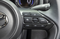 MTモデルにも「レーダークルーズコントロール」と呼ばれるACCが標準装備。操作スイッチはステアリングスポークの右側にわかりやすく配置されている。