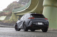 満充電・満タンから280km余りを走った今回の燃費は17.5km/リッターだった（車載計で確認）。充電電力を使い切ったとはいえ、2t超のSUVでこうした数字が出るのはトヨタ車ならではだ。