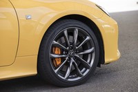 “Fスポーツ”グレード専用デザインの10スポークホイール。オレンジ色のブレーキキャリパーは4万3200円のオプション。