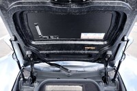 フロントボンネットを開いた様子。2本のダンパーで支持されるが、カーボン製とあって非常に軽い。