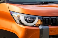 「デリカミニ」を印象づけている丸目（実際にはU字型）のヘッドランプ。ウインカーはグリル側のハロゲン球。