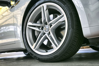 「Sライン」パッケージが選択されている今回の試乗車には、5ツインスポークスターデザイン（サイズは標準と同じ8.5J×18）のアルミホイールが装着されていた。