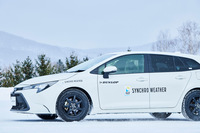 氷盤路での試走に臨む、「シンクロウェザー」を装着した「トヨタ・カローラ ツーリング」。