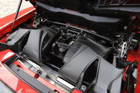 ミドに搭載される5.2リッターのV10エンジンは最高出力640ps、最大トルク600Nmという実力。手前に見える黒いカバーは、リアスポイラーに空気を送るための導入路になる。