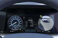 ウインカー操作時にブラインドスポットモニターが表示されるため。クリアな映像で実用的だ。