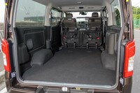 後席の座面ははね上げて前方に収納できる。ホイールハウスの天面を平らに仕上げているのも「キャラバン」の特徴だ。