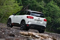 シンプルな造形ながらも、どこか異国情緒を感じさせるリアビュー。バンパー下部にはピアノブラックのアンダーガード風パーツが装着されている。