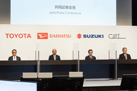 「コマーシャルジャパンパートナーシップテクノロジーズ」へのダイハツとスズキの資本参加に関する記者会見の様子。写真中央左がダイハツの奥平総一郎社長、中央右がスズキの鈴木俊宏社長。