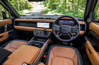 天然皮革やリアルウッドが用いられた「ディフェンダー110 X D300」のインテリア。姉妹車の「レンジローバー」もかくやという触感や縫製にこだわった、上質な「ウインザーレザー」のトリムが採用されている。