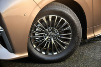 タイヤ＆ホイールは17インチ。最上級グレードだからとむやみに大径サイズを採用していないところが見識だ（下位の「Z」グレードは18インチ）。