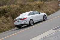 「ARB」とは電気自動車「i3s」の技術を応用した姿勢制御システムで、エンジンに直結した電子デバイスが車輪のスリップをコントロール。アンダーステアを抑制する。