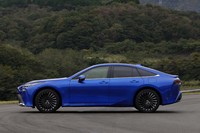 FR車用のプラットフォームを基に、流麗なスタイルを実現した新型「ミライ」。4975mmの全長は先代比で85mm増し、2920mmのホイールベースは140mm増しとなっている。全高は65mm低下。