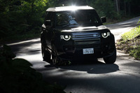 堂々とした巨体が自慢の「ディフェンダー130」だが、高い走行安定性と優れた操作性により、ワインディングロードもお手のもの。コーナーでもそのボディーを持て余すことがない。