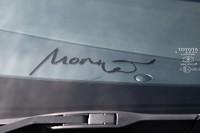 「RZ“ファーストエディション”」のウインドシールドに貼られた「Morizo」のサイン。